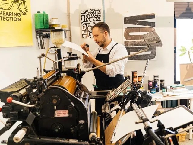 Háztartásvezető rendet és tisztaságot tart egy modern otthonban